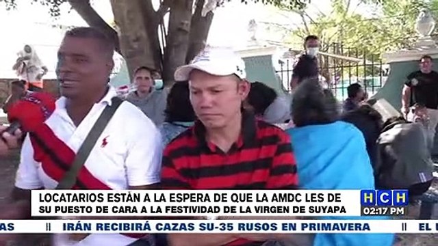 Comerciantes a la espera que la AMDC les asigne un puesto de ventas en las afueras de la Basílica de Suyapa