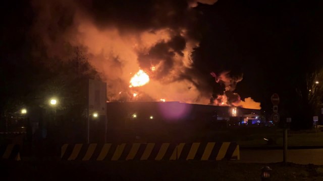 Usine du groupe Bolloré en feu: les pompiers s'activent pour éteindre les flammes, aucune victime n'est à déplorer