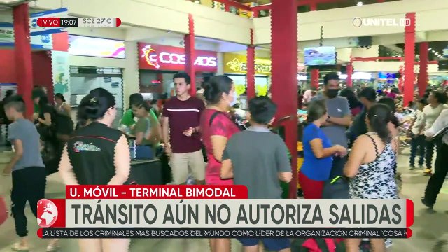 Los bloqueos persisten y en la Terminal de Buses la gente busca pasajes