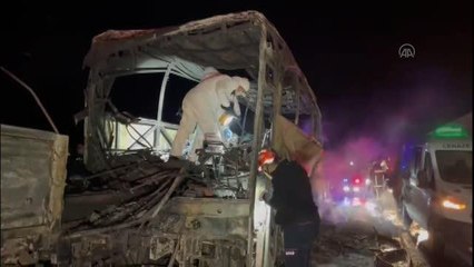 Otobüsün tıra çarpması sonucu 3 kişi öldü