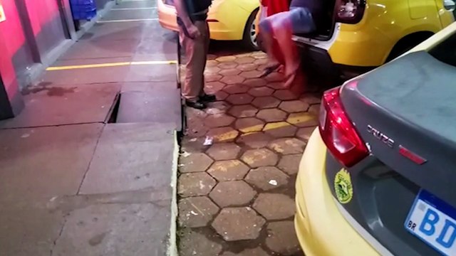 Maconha e facas são apreendidas em Cascavel; casal foi detido