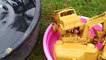Membersihkan Mainan Mobil Mobilan Truk Pasir Truk Molen Truk Tangki Excavator Mobil Polisi
