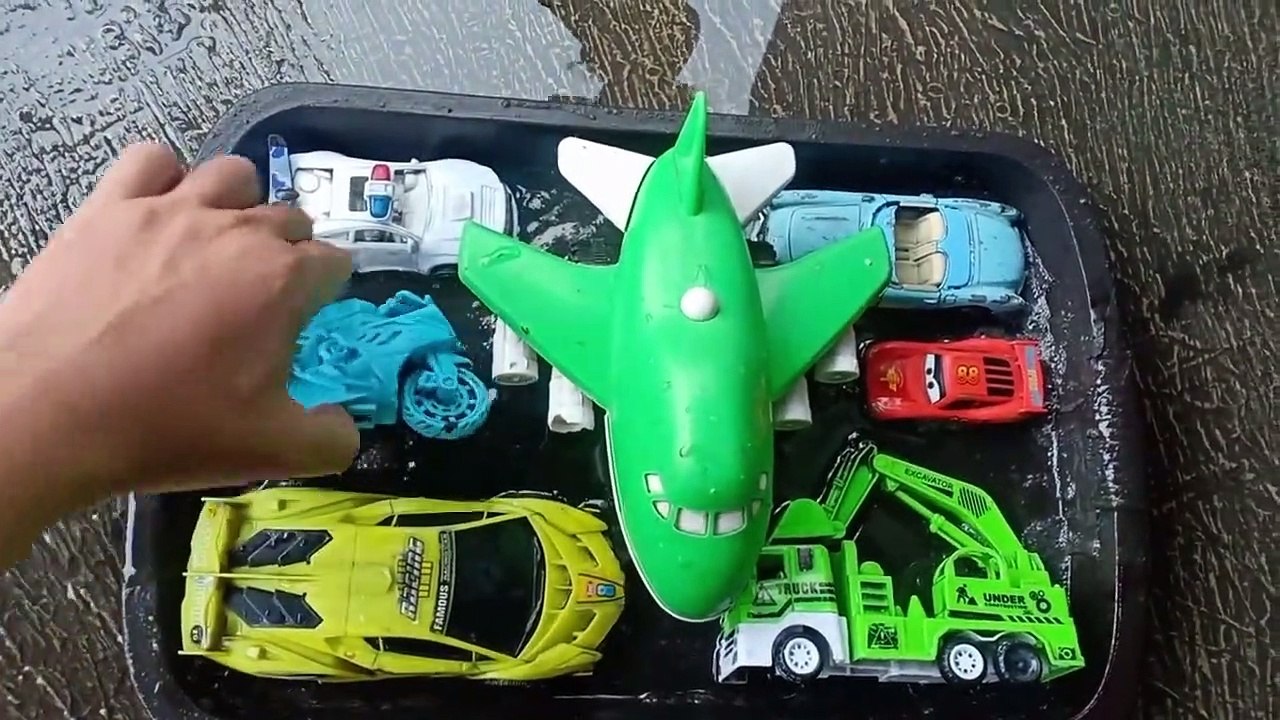 MEMBERSIHKAN MAINAN MOBIL BERLUMPUR, MOBIL BALAP, MOTOR BALAP, MOBIL POLISI, EXCAVATOR