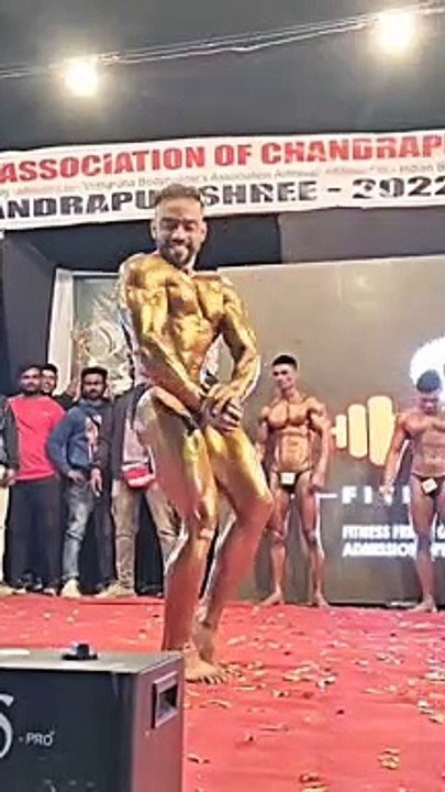 Next level bodybuilding posing on satge