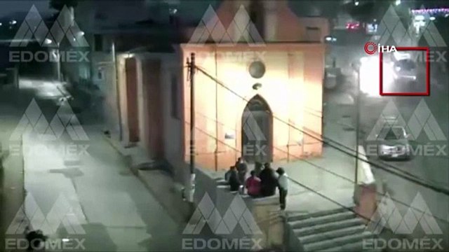 Meksika’da çarpışan 2 araç 30 metrelik uçuruma yuvarlandı: 4 ölü, 20 yaralı