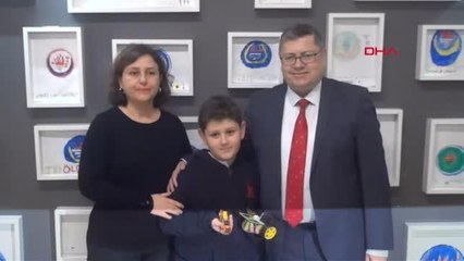 ATAHAN, DONDURMA ÇUBUKLARINDAN YAPTIĞI RESİM ÇERÇEVESİNİ EMİNE ERDOĞAN'A GÖNDERDİ