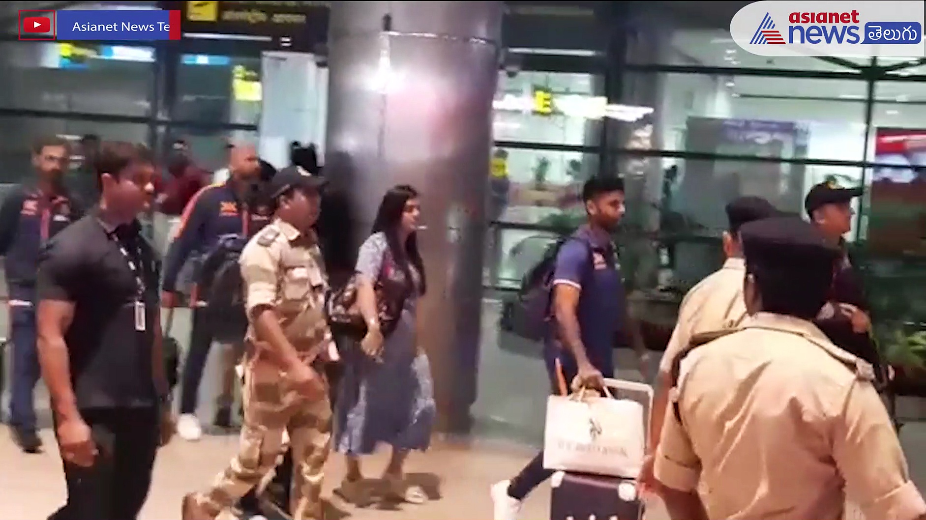 హైదరాబాద్ కు చేరుకున్న టీమిండియా క్రికెటర్లు... రేపే ఉప్పల్ లో తొలి వన్డే 