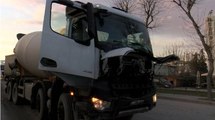İstanbul’da beton mikseri minibüse çarptı: 5 yaralı
