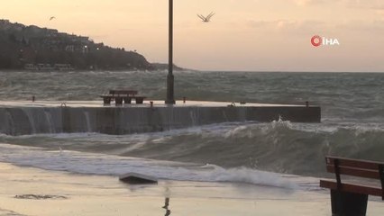 Büyükçekmece'de lodos nedeniyle denizde dev dalgalar oluştu