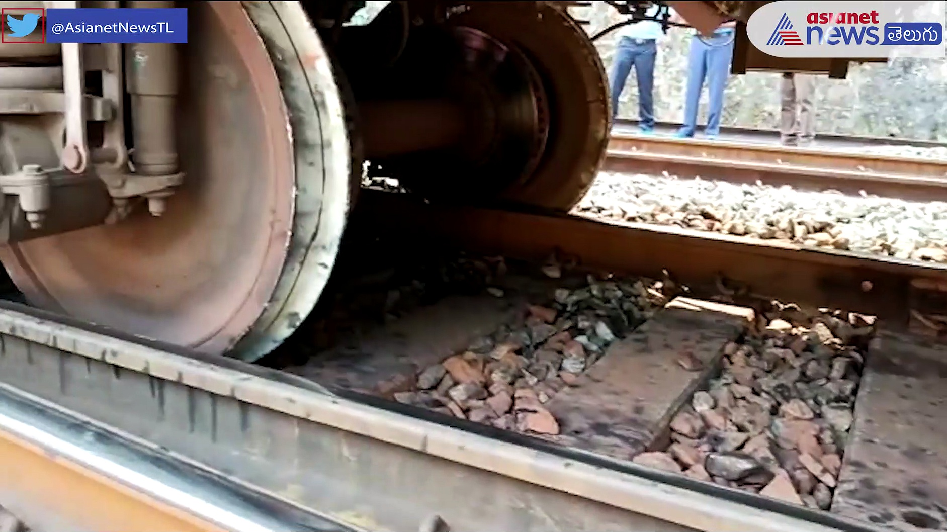 విశాఖలో పట్టాలుతప్పిన ప్యాసింజర్ రైలు... తప్పిన పెను ప్రమాదం