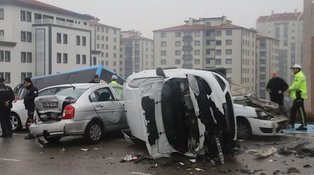 Hatay’da özel halk otobüsü kontrolden çıktı: 3 yaralı