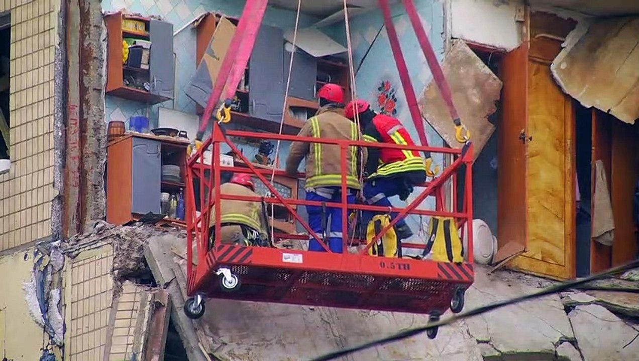 إرتفاع حصيلة قصف مبنى سكني في مدينة دنيبرو إلى 40 قتيلا