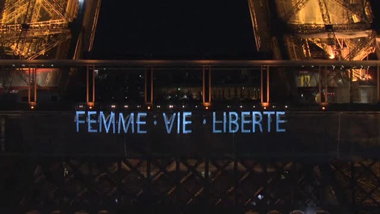 La torre Eiffel se ilumina con un mensaje de apoyo a las mujeres iraníes