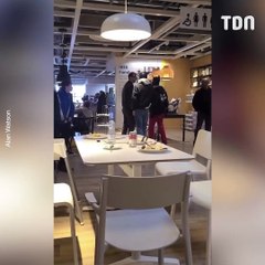 Ikea : Un homme promène des chiens humains dans un magasin