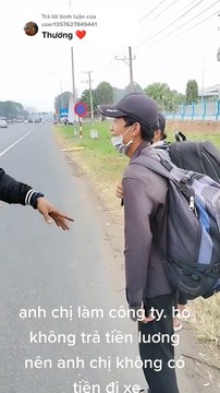 Người đàn ông khiếm khuyết giúp đỡ đôi vợ chồng mất việc, phải đi bộ về quê