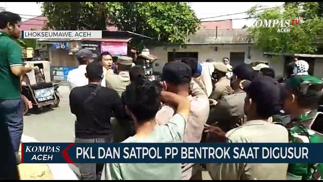 Pedagang Kaki Lima dan Satpol PP Bentrok Saat di Gusur