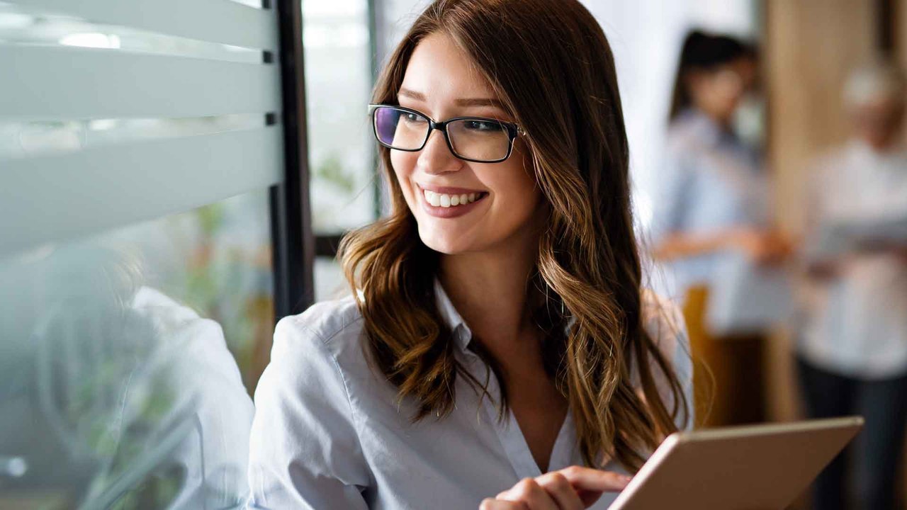 Auf der Überholspur: Diese 3 Sternzeichen sind echte Überflieger im Job