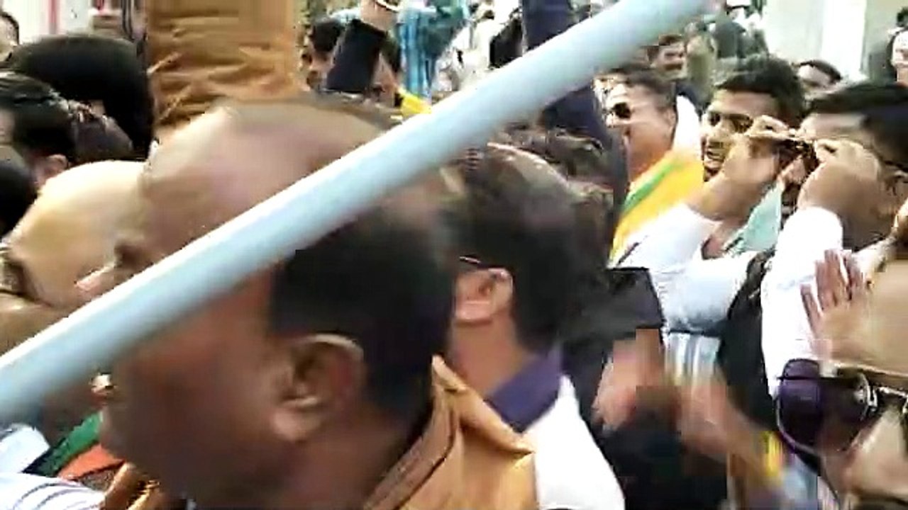 कांग्रेसियों ने किया मंत्री के बंगले का घेराव, पुतला भी फूंका