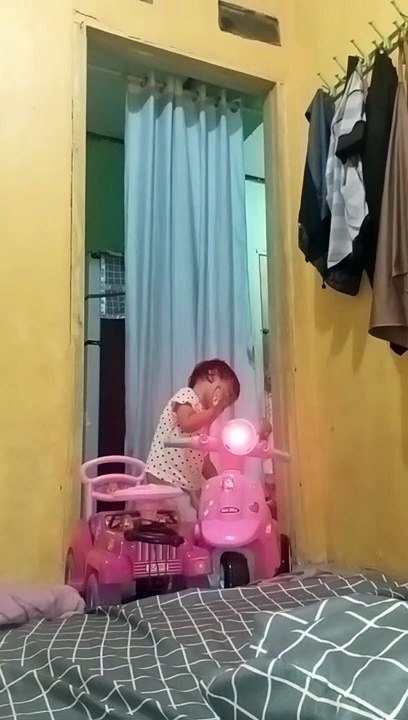 Jinan bermain mainan vespa