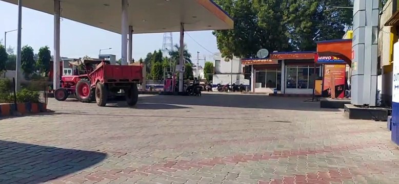 उच्च न्यायालय के निर्देशों का पेट्रोल पंप में नहीं हो रहा पालन, बिना हेलमेट दिया जा रहा पेट्रोल