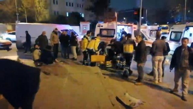 ESENLER'DE OTOBÜS BEKLEYENLERE OTOMOBİL ÇARPTI: 1'İ AĞIR 6 YARALI