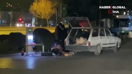Kayseri usulü kriko: Patlak tekerleği otomobili elleriyle kaldırarak değiştirdiler