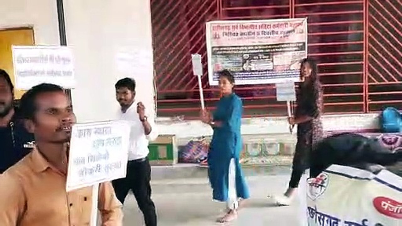 संविदा कर्मियों ने भैंस के आगे बीन बजाकर किया प...