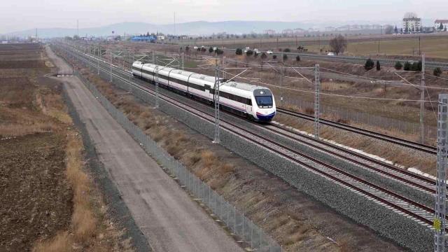 KIRIKKALE - Bakan Karaismailoğlu, Ankara-Sivas Yüksek Hızlı Tren Hattı Kırıkkale İstasyonu'nda incelemelerde bulundu