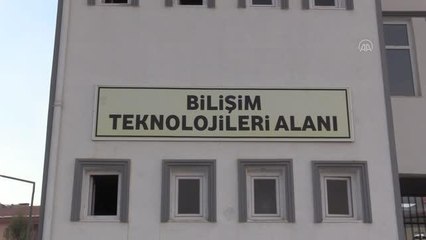 Meslek lisesi öğrencileri akıllı tahtaları onarıyor