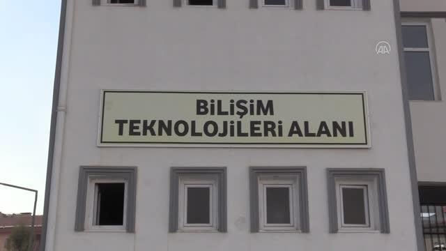 Meslek lisesi öğrencileri akıllı tahtaları onarıyor
