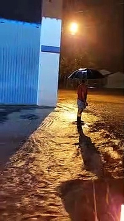 Chuva causa alagamentos e deixa pessoas ilhadas...