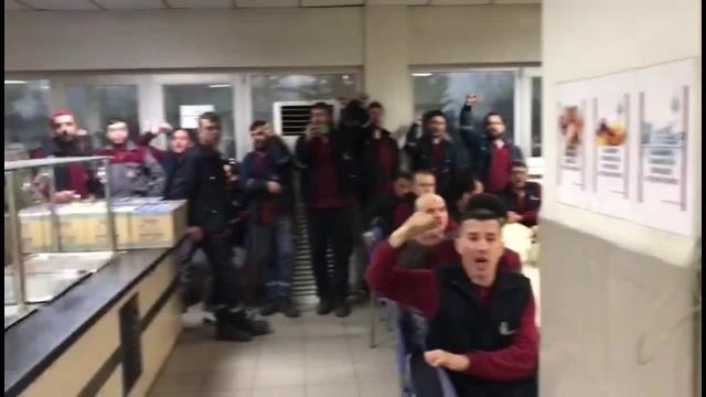 Bilecik'te, Birleşik Metal-İş'in Örgütlü Olduğu Fabrikalarda İşçiler İş Bırakma Eylemi Yaptı