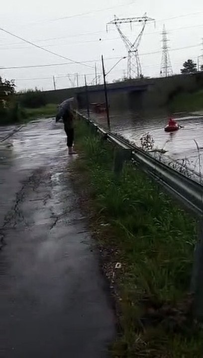 Caminhão de Bombeiros pifa durante enchente e socorristas são resgatados de bote