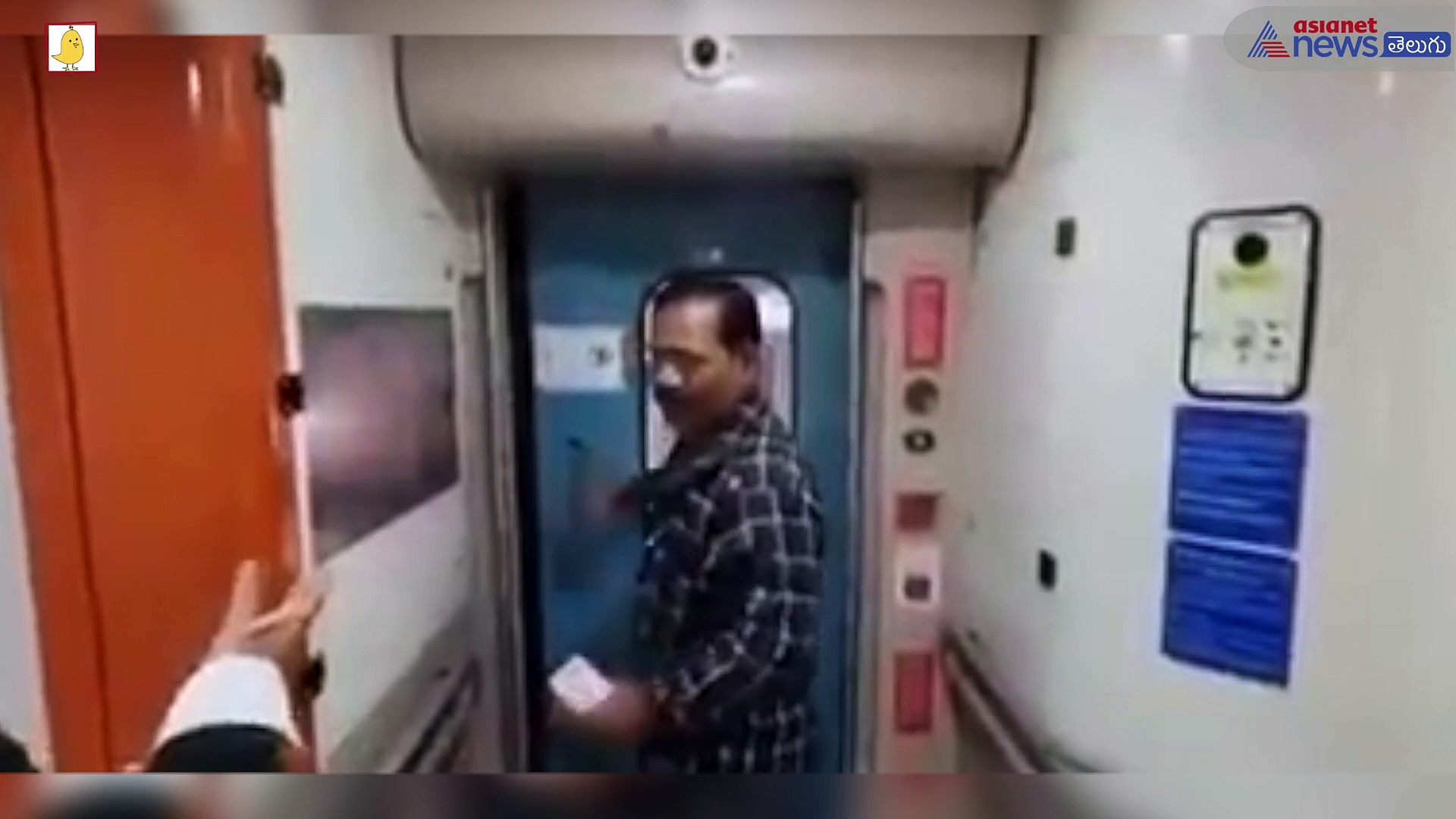 సెల్ఫీ కోసం వందేభారత్ రైలెక్కి ఇరుక్కుపోయాడు... వైరల్ వీడియో 