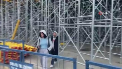 Demir yığınlarının altından geçiyorlar: Tehlike çok, umursayan yok