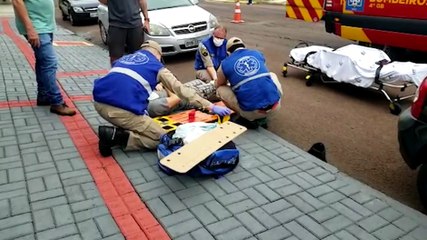 Ciclista bate contra porta de veículo que foi aberta repentinamente na Rua Vitória