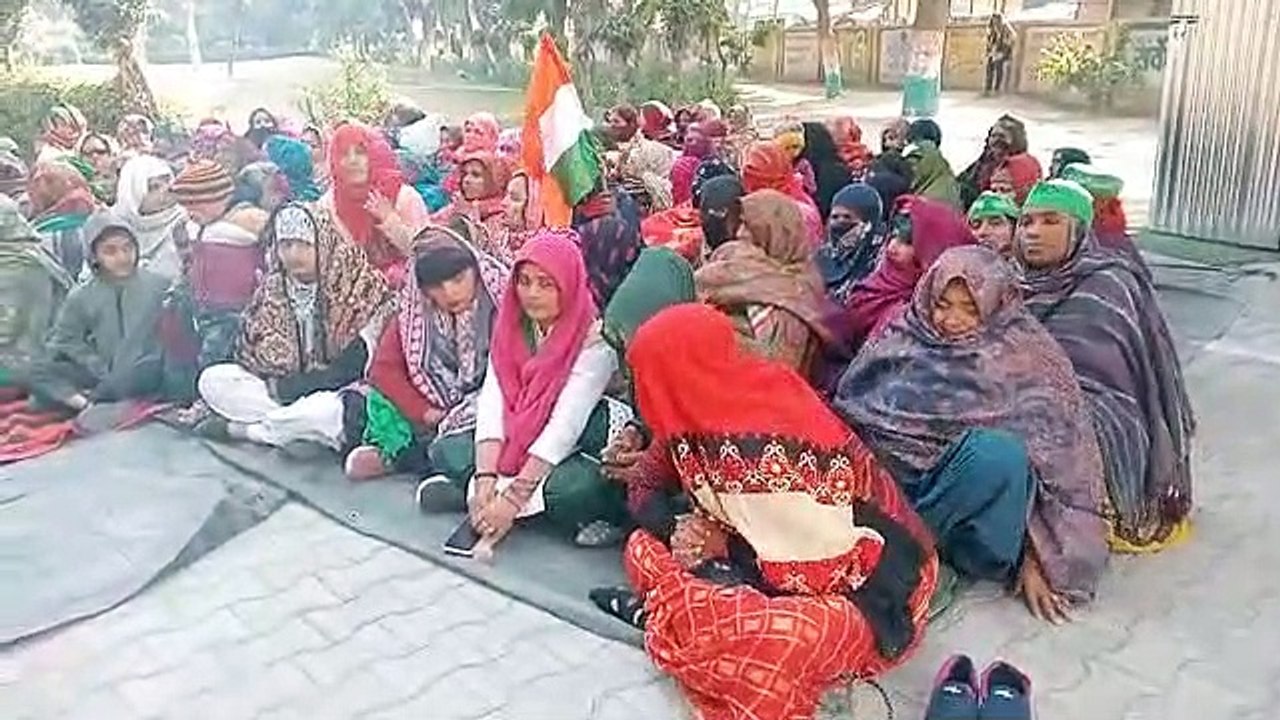 बुलंदशहर में पुलिस के खिलाफ धरने पर बैठे किसान,गुलावठी कोतवाली क्षेत्र में किशोरी के अपहरण से खफा किसानों ने दिया धरना।