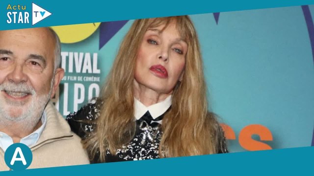 Arielle Dombasle, mini-jupe et corset dans la neige à l'Alpe d'Huez : Mais je ne connais pas la mon