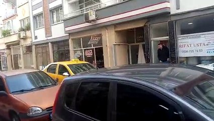 Manisa'da Şiddetli Rüzgarda Uçan Tabela Seyir Halindeki Otomobilin Önüne Düştü!