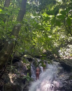 Jessica Goicoechea, escalando una cascada con una amiga en Costa Rica / REDES