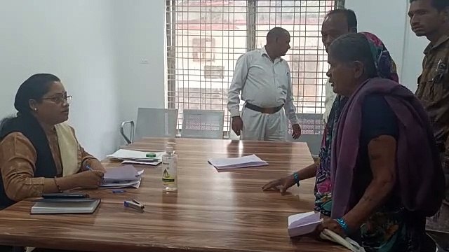 कलेक्टर के निर्देश पर डिप्टी कलेक्टर ने सुनी आम जनता की समस्याएं