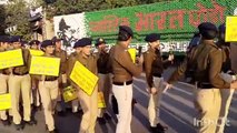 पैदल रैली यातायात पुलिस द्वारा पलासिया से रीगल चौराहा तक वाहन चालकों को समझाइश देने के लिए के लिए तख्तियां हाथ में लेकर चले पुलिस के जवान