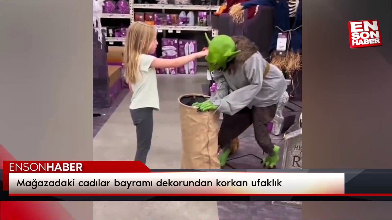 Mağazadaki cadılar bayramı dekorundan korkan ufaklık