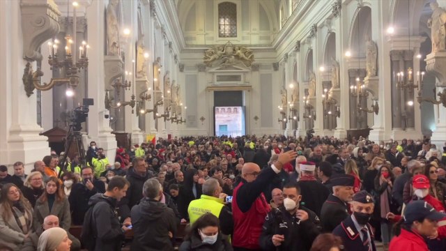 In migliaia a Palermo per l'ultimo saluto al missionario Biagio Conte