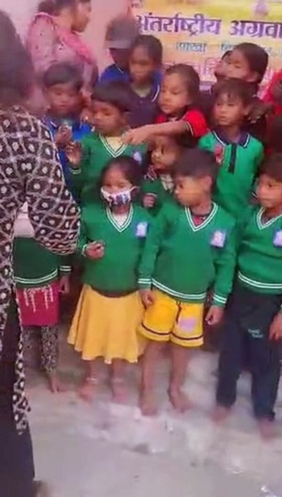 बच्चों को नि: शुल्क स्वेटर, टी-शर्ट का वितरण किया गया