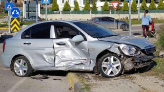 Samsun'da kavşakta iki otomobil çarpıştı: 4 yaralı