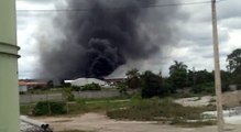 Incendio en una zona industrial cerca al aeropuerto Viru Viru
