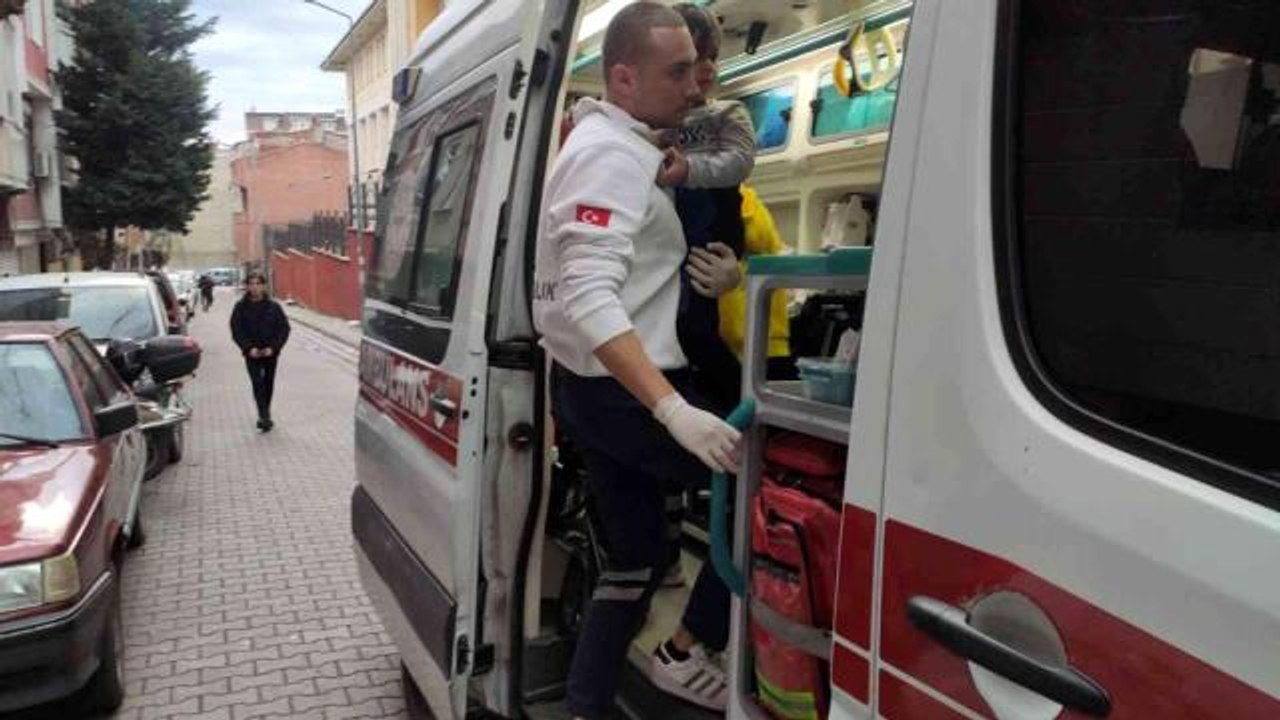 Çocuklarını yalnız bıraktığı evde yangın çıktığını gören anne sinir krizi geçirdi