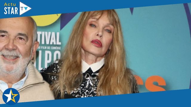 Arielle Dombasle, mini-jupe et corset dans la neige à l'Alpe d'Huez : Mais je ne connais pas la mon