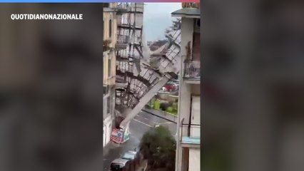 Maltempo, crolla impalcatura a Napoli: tragedia sfiorata al Vomero